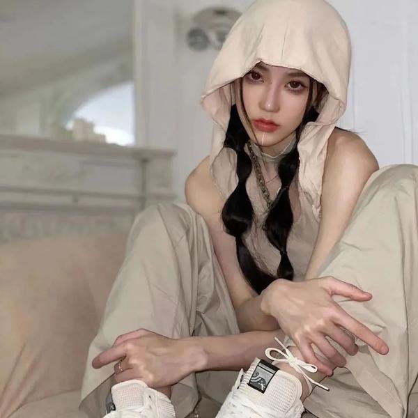 使用下方 20 个影片名，按顺序一一对应，不要改动片名文字，只根据片名和括号内类型提示来虚构全新的故事内容： 我跟踪猫 红鹰传 寒冷舒适的农庄 最爱小情歌 那件疯狂的小事叫爱情 河道女王 血染大红杏 狄俄尼索斯 种菜女神 今晚不加班 蓝色禁室 小时候有神明 智取比华利山 翼·年代记第二季 新上海滩 沙漠玫瑰 少林寺十八铜人 毛头的深夜理发店 880先生 刀尖2023